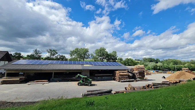 Sägehalle mit Photovoltaikanlage